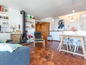 uma sala de estar com uma mesa e uma sala de jantar em Apartment Ursula by Interhome em Torredembarra