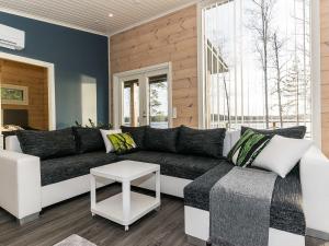 salon z czarno-białą kanapą w obiekcie Holiday Home Metsola by Interhome w mieście Ruovesi