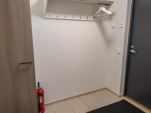 eine weiße Wand mit einem Hydranten in einem Raum in der Unterkunft Holiday Home Ylälänsi 3 as 11 by Interhome in Ylläsjärvi + 6 Fotos