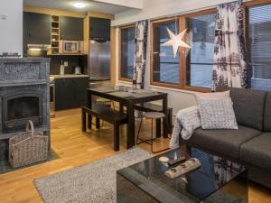 Кухня или мини-кухня в Holiday Home Karhunvartijan linna c24 by Interhome
