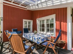 een eetkamer met een tafel en stoelen bij Holiday Home Myllytupa by Interhome in Tihusniemi