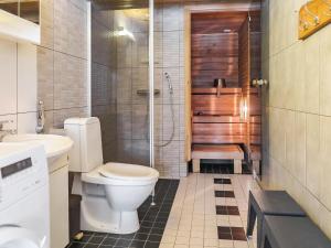 ein Badezimmer mit Toilette, Dusche und Waschbecken in der Unterkunft Holiday Home Aarre a by Interhome in Saariselkä + 16 Fotos