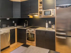 Кухня или мини-кухня в Holiday Home Karhunvartijan linna c24 by Interhome
