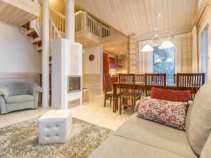ein Wohnzimmer mit einem Sofa und einem Esszimmer in der Unterkunft Holiday Home Akavilla 2 by Interhome in Jämsä