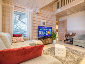 ein Wohnzimmer mit Möbeln und einem Flachbild-TV in der Unterkunft Holiday Home Akavilla 2 by Interhome in Jämsä