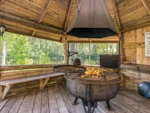 una cocina al aire libre con una gran estufa en una cabaña en Holiday Home Myllytupa by Interhome, en Tihusniemi