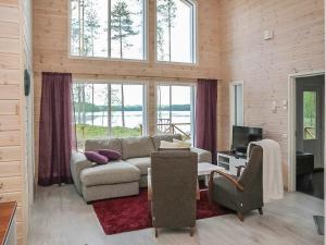 ein Wohnzimmer mit Sofa und Fernseher in der Unterkunft Holiday Home Kurki by Interhome in Pertunmaa + 21 Fotos