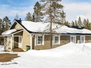 ein Haus mit Schnee auf dem Dach in der Unterkunft Holiday Home Aarre a by Interhome in Saariselkä