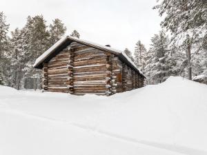 ein Blockhaus im Schnee in der Unterkunft Holiday Home Kelorakka lodge by Interhome in Levi