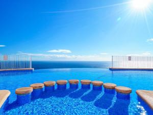 ein Swimmingpool mit Blick auf das Meer in der Unterkunft Apartment Pueblo Panorama-1 by Interhome in Benitatxell
