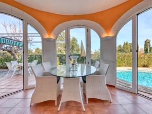 een eetkamer met een glazen tafel en stoelen bij Holiday Home Golf Y Playa by Interhome in Oliva