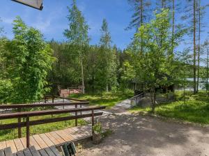 una pasarela de madera que conduce a una cabaña y a un lago en Holiday Home Myllytupa by Interhome, en Tihusniemi