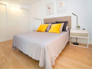 um quarto com uma cama grande e almofadas amarelas em Apartment Isea Calpe-2 by Interhome em Calpe