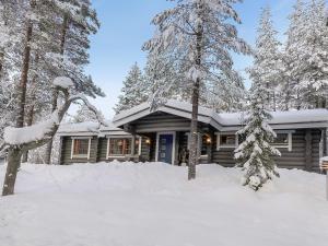 une cabane en rondins dans la neige avec des arbres enneigés dans l'établissement Holiday Home Pasyni by Interhome, à Sirkka