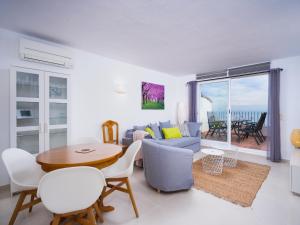 ein Wohnzimmer mit einer Couch und einem Tisch und Stühlen in der Unterkunft Apartment Pueblo Panorama-1 by Interhome in Benitatxell + 19 Fotos