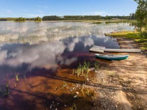 un barco sentado en la orilla de un lago en Holiday Home Kaarna by Interhome, en Pertunmaa