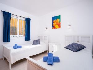 Ein Bett oder Betten in einem Zimmer der Unterkunft Apartment Pueblo Panorama-1 by Interhome