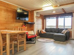 sala de estar con sofá y mesa en Holiday Home Järvenpää by Interhome, en Äkäslompolo