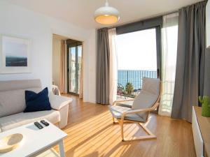 uma sala de estar com um sofá, uma cadeira e uma mesa em Apartment Isea Calpe-2 by Interhome em Calpe