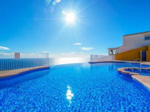 ein großer Swimmingpool mit Sonne im Himmel in der Unterkunft Apartment Pueblo Panorama-1 by Interhome in Benitatxell