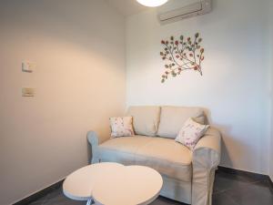 un soggiorno con divano e tavolo di Apartment Damir by Interhome a Lovran (Laurana)