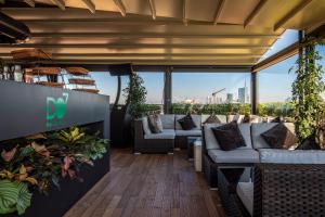 un patio con divani e piante in un edificio di Hotel Milano Scala a Milano