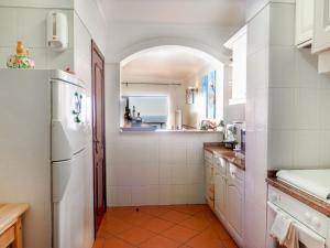cocina con nevera blanca y fregadero en Apartment vista oceano by Interhome, en Ericeira