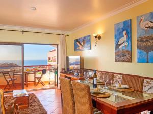 comedor con mesa y vistas al océano en Apartment vista oceano by Interhome, en Ericeira