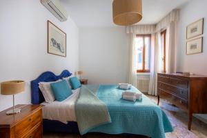 A bed or beds in a room at Ca degli Angeli