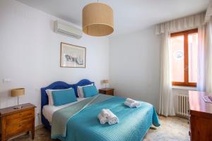 A bed or beds in a room at Ca degli Angeli