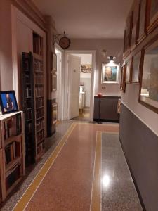 een kamer met een hal met boekenplanken en een kamer met een hallwayngth bij Doria House 23 in Genua