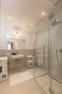 uma casa de banho com uma cabina de duche em vidro e um lavatório. em Vienna City Apartments Castelligasse em Viena