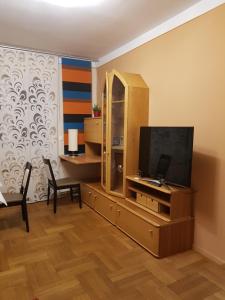 uma sala de estar com televisão num centro de entretenimento em madeira em Eventgasthaus Greil em Leitzersdorf