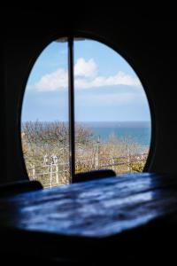 ヴィレルヴィルにあるCottages Domaine du Grand Becの窓から海の景色を望めます。