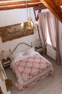 
A bed or beds in a room at L'ambassadeur - Colmar centre
