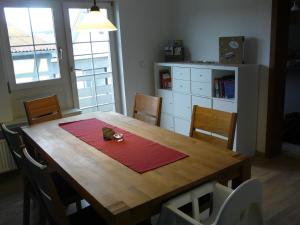 una mesa de comedor con una servilleta roja. en Ferienwohnung Bernhard, en Bad Camberg