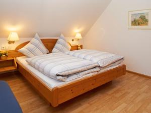 Una cama o camas en una habitación de Pension Deutscher Hof