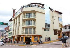 库斯科Hotel Mantas Cusco的街角的一栋建筑