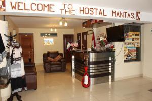 una hall dell'hotel con benvenuto al cartello "marias dell'ospedale" di Hotel Mantas Cusco a Cuzco