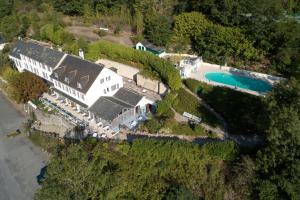 Bazen u ili blizu objekta Logis Hôtel Le Belle Rive
