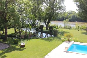 una piscina en un patio junto a un río en Clos Bernon en Libourne