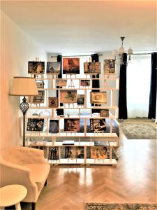 salon ze ścianą ze zdjęciami w obiekcie White Wolf Apartment w Braszowie