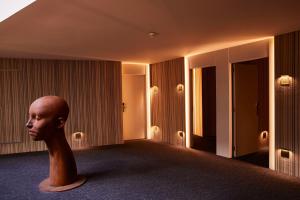 una escultura de una cabeza en una habitación en Grand Plaza Hotel & Wellness en Andorra la Vella