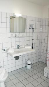 
A bathroom at Europa-Haus-Bocholt - Bett & Bike
