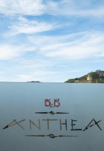 un cartello con le parole bk nirther sulla spiaggia di B&B Anthea a Linguaglossa
