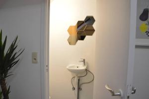 ein Badezimmer mit einem Waschbecken und einer Wand mit geometrischen Objekten in der Unterkunft Top Studio Marolles in Brüssel