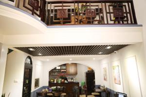een lobby van een restaurant met een kasplafond bij Trinh Homestay in Hanoi +19 foto's
