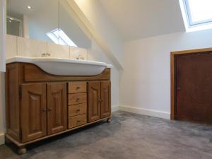 a bathroom with a sink and a mirror at Le Pont du Roy in Besse-en-Chandesse