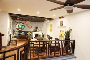 a dining room and living room with a ceiling fan at Trinh Homestay in Hanoi