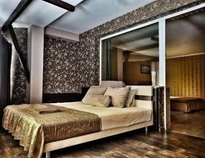 a bedroom with a large bed and a large window at Discret Hotel & SPA in Vladaya
